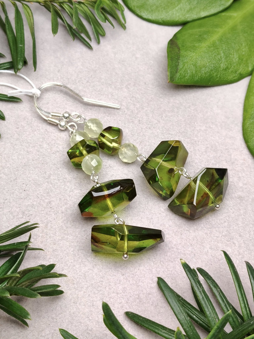 Kolczyki wiszące z zielonym bursztynem bałtyckim i prehnitem - nowoczesna elegancja, naturalne kamienie