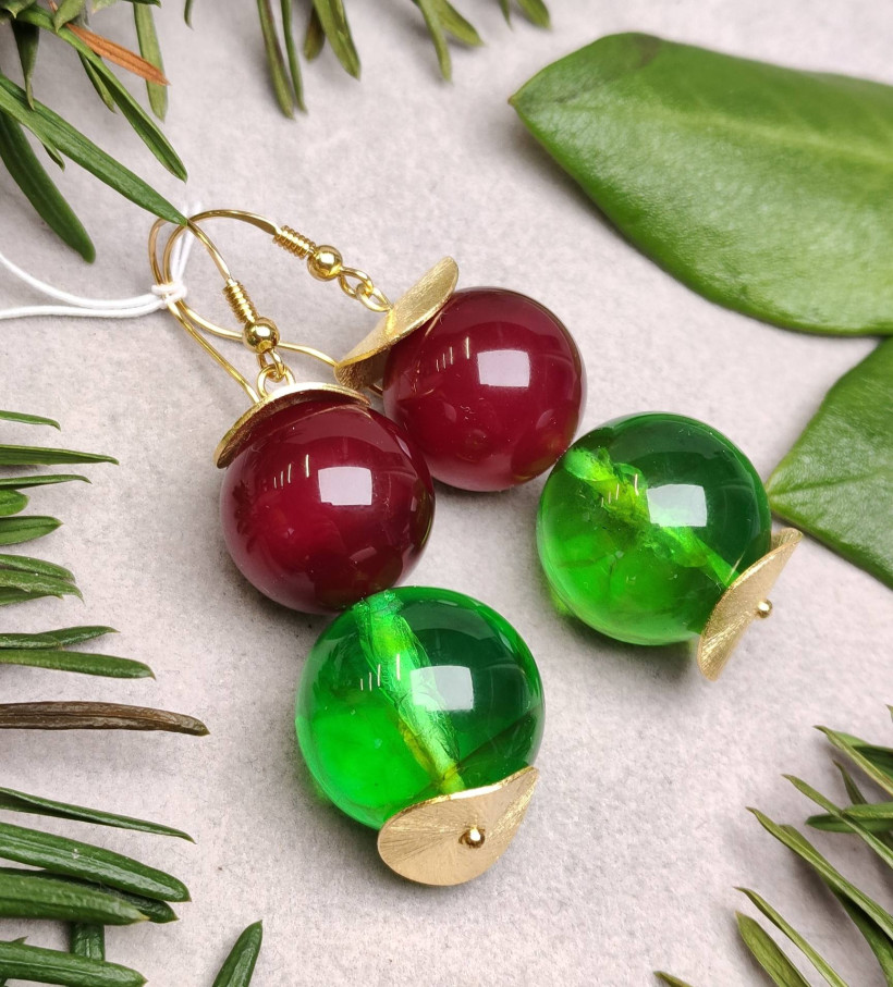 Kolczyki z naturalnego bursztynu w wyjątkowych odcieniach czerwieni i zieleni, złote elementy, ręcznie robione