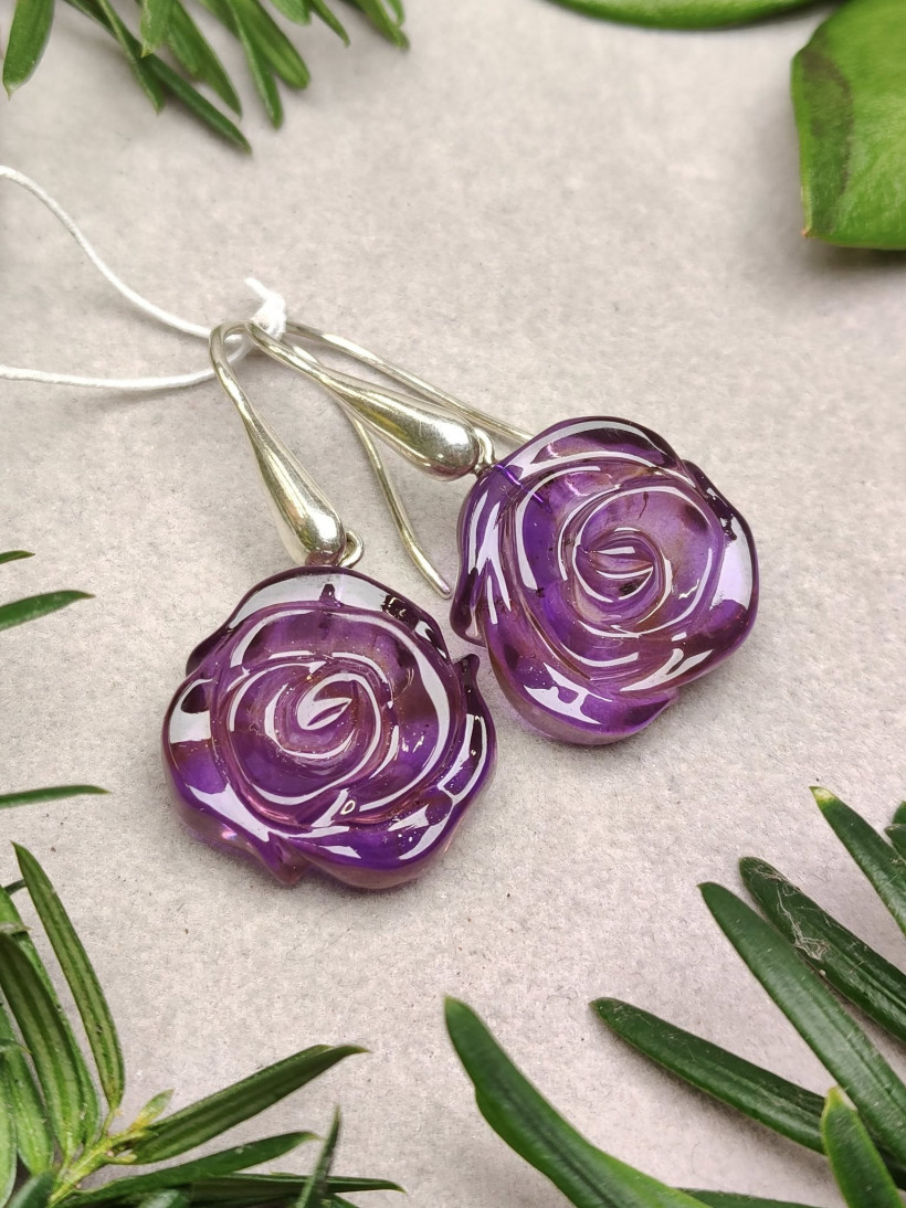 Kolczyki z Bałtyckiego Bursztynu – Ręcznie Rzeźbione Fioletowe Róże ze Srebrem 925
