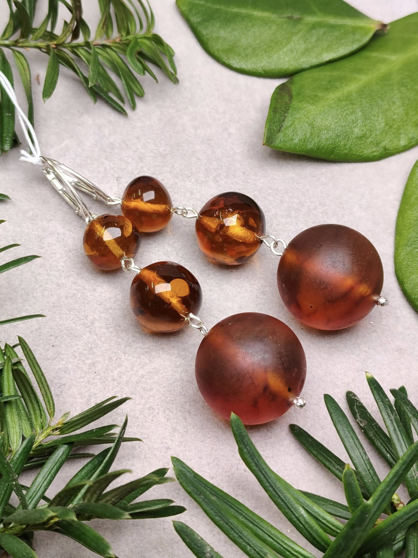 Kolczyki z naturalnego bursztynu bałtyckiego – srebro 925 – eleganckie kulki handmade – prezent na każdą okazję