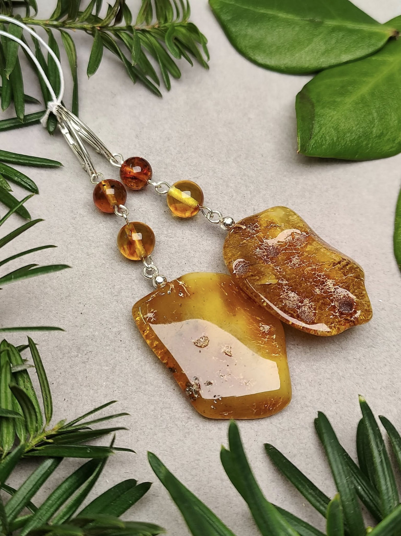 Kolczyki z naturalnego bursztynu bałtyckiego i srebra 925 – ręcznie robione, unikalne, nieregularny kształt, żółty miód, prezent dla niej