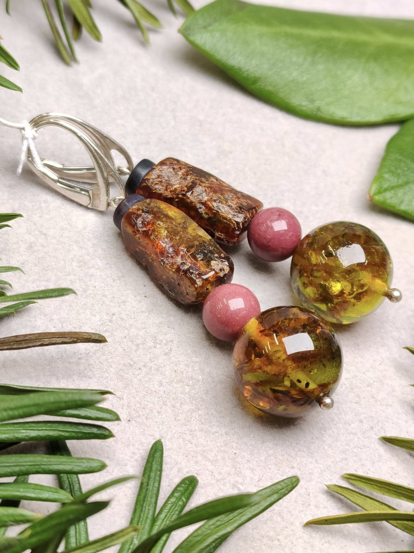 Kolczyki z naturalnego bursztynu bałtyckiego, handmade, zielone i różowe koraliki, srebro 925 – unikatowa biżuteria z Polski