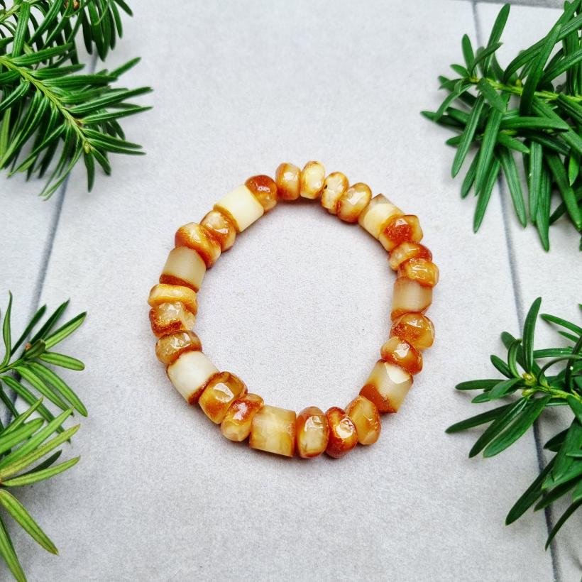 Bransoletka z naturalnego białego i koniakowego bursztynu bałtyckiego – ręcznie robiona, unikatowa ozdoba