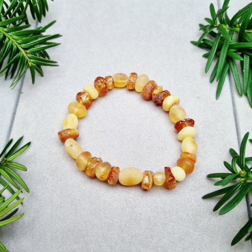 Bransoletka z naturalnego bursztynu bałtyckiego – surowa, ręcznie robiona biżuteria
