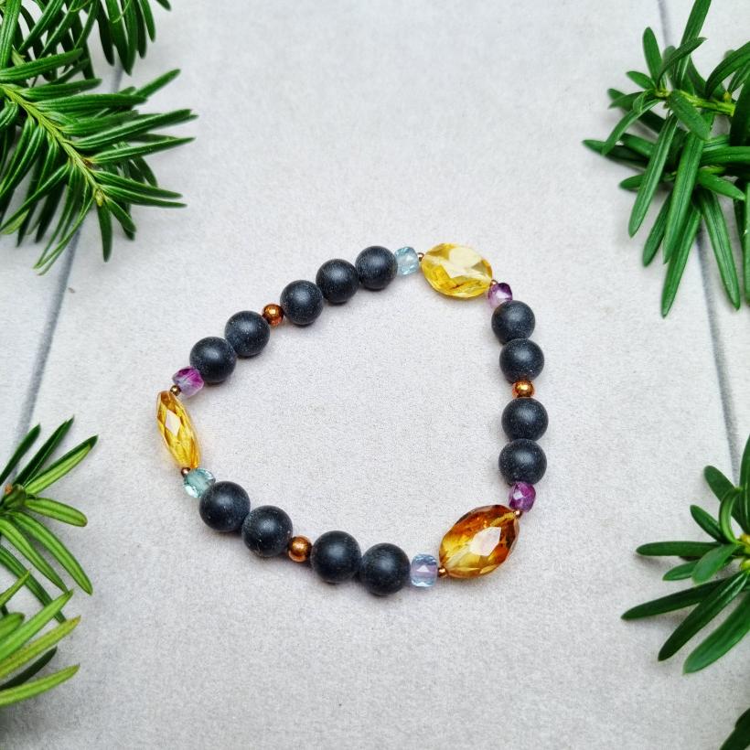 Bransoletka z czarnego kamienia i bursztynu bałtyckiego – handmade, kolorowe kryształy, prezent dla niej