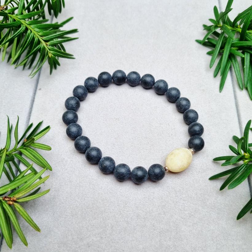 Bransoletka z czarnego i białego bursztynu bałtyckiego – naturalna biżuteria, ręcznie robiona, unikatowy prezent