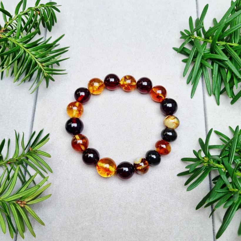 Bransoletka z naturalnego bursztynu bałtyckiego – wielokolorowe, polerowane kulki – elastomer, unisex, rękodzieło