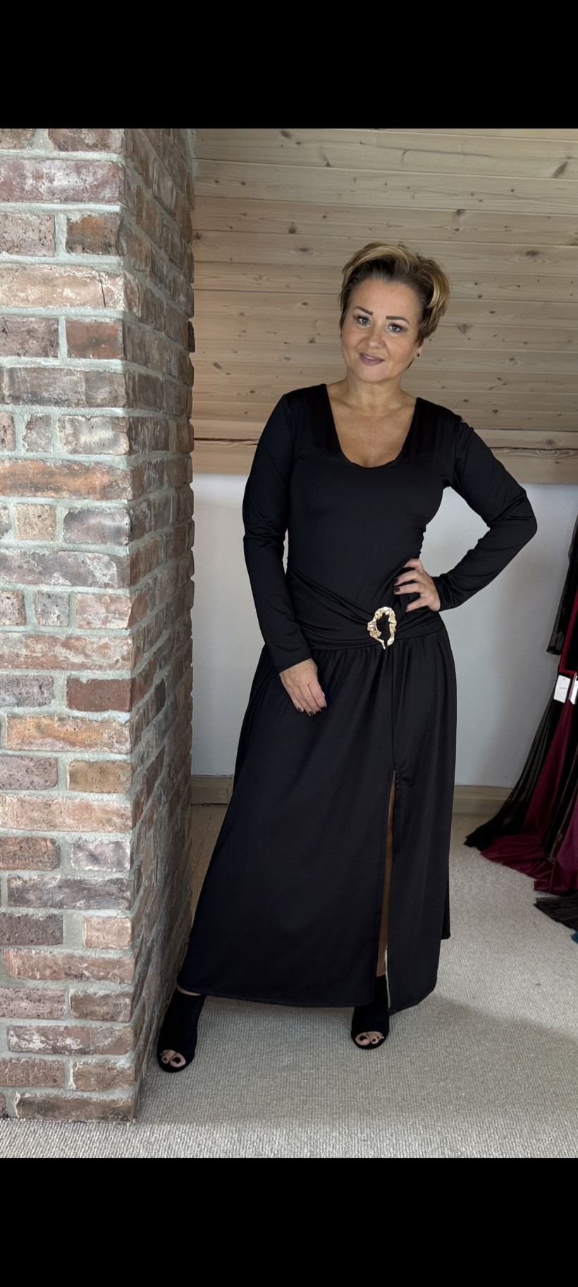 Sukienka z ozdobnym pasem 