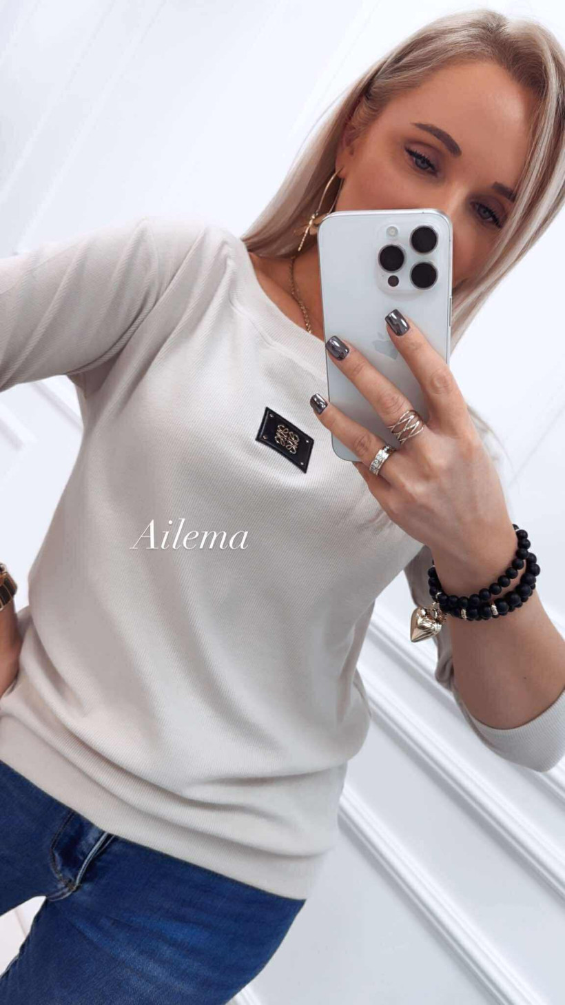 Bluzka prążek Megi B0538 ozdobna naszywka na dekolcie