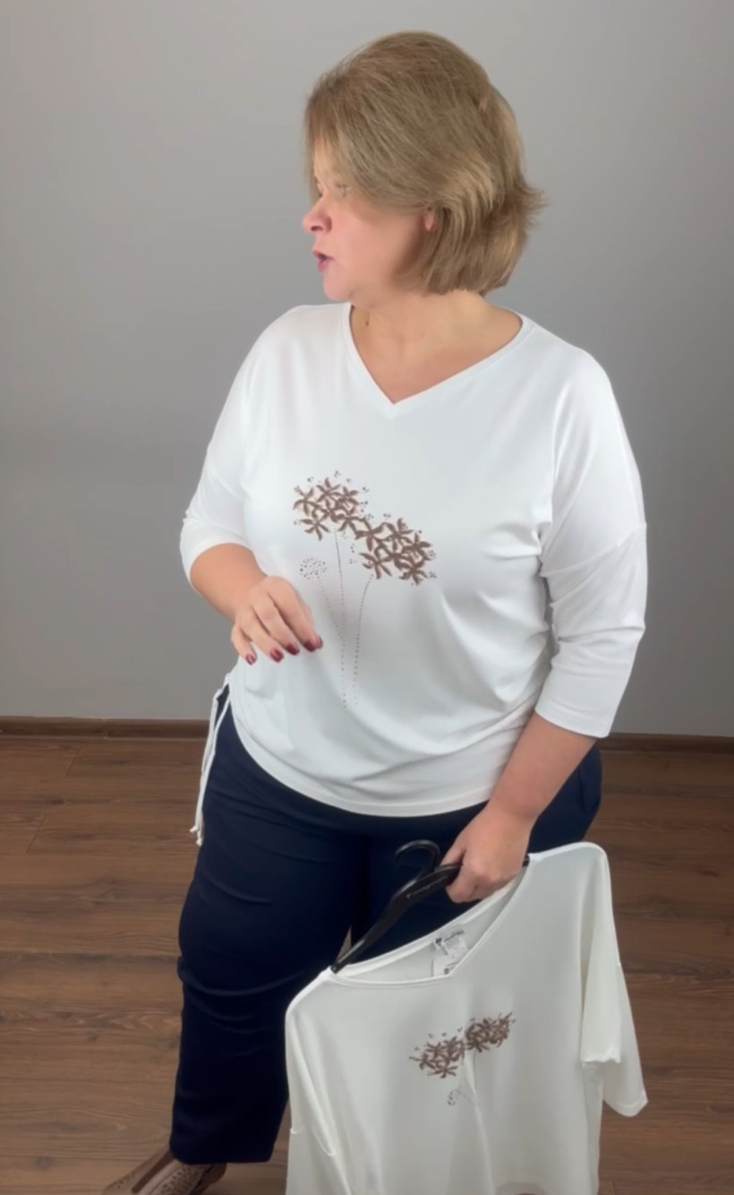 Bluzka w serek jednokolorowa, aplikacja kwiaty, wiązana na boku - magmara - rozm.52 - 13202 - biała