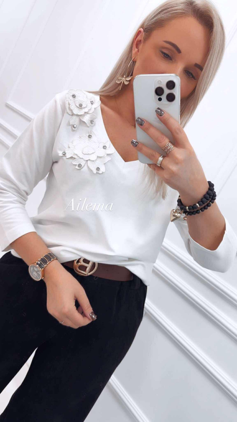 Bluzka Megi B2250 dekolt V, ozdobne kwiaty 