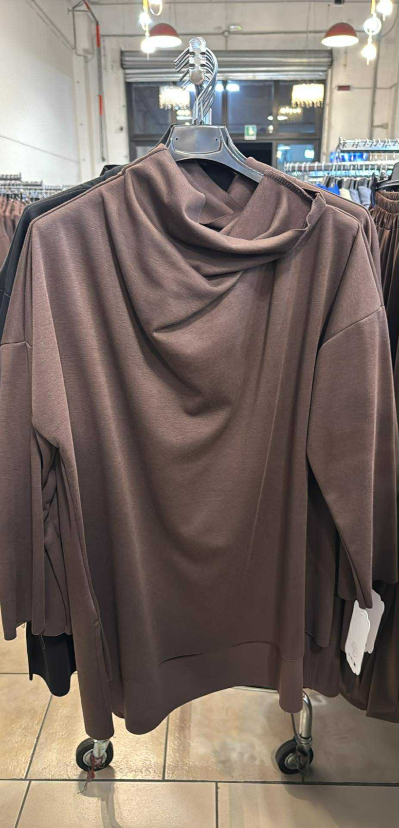 Italia nr.6 - Bluza jednokolorowa z wodą - 25264 - czekolada