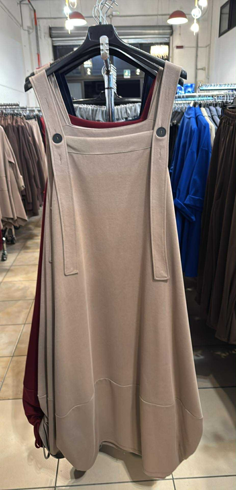 Italia nr.6 - Sukienka jednokolorowa na szelkach - 25283 - beż