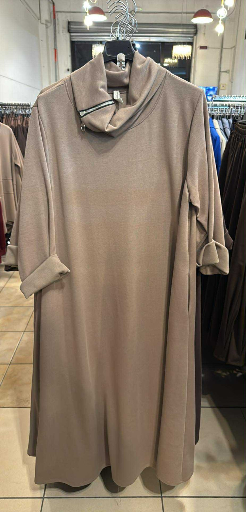 Italia nr.6 - Sukienka maxi  jednokolorowa z golfem - 25276 - fango