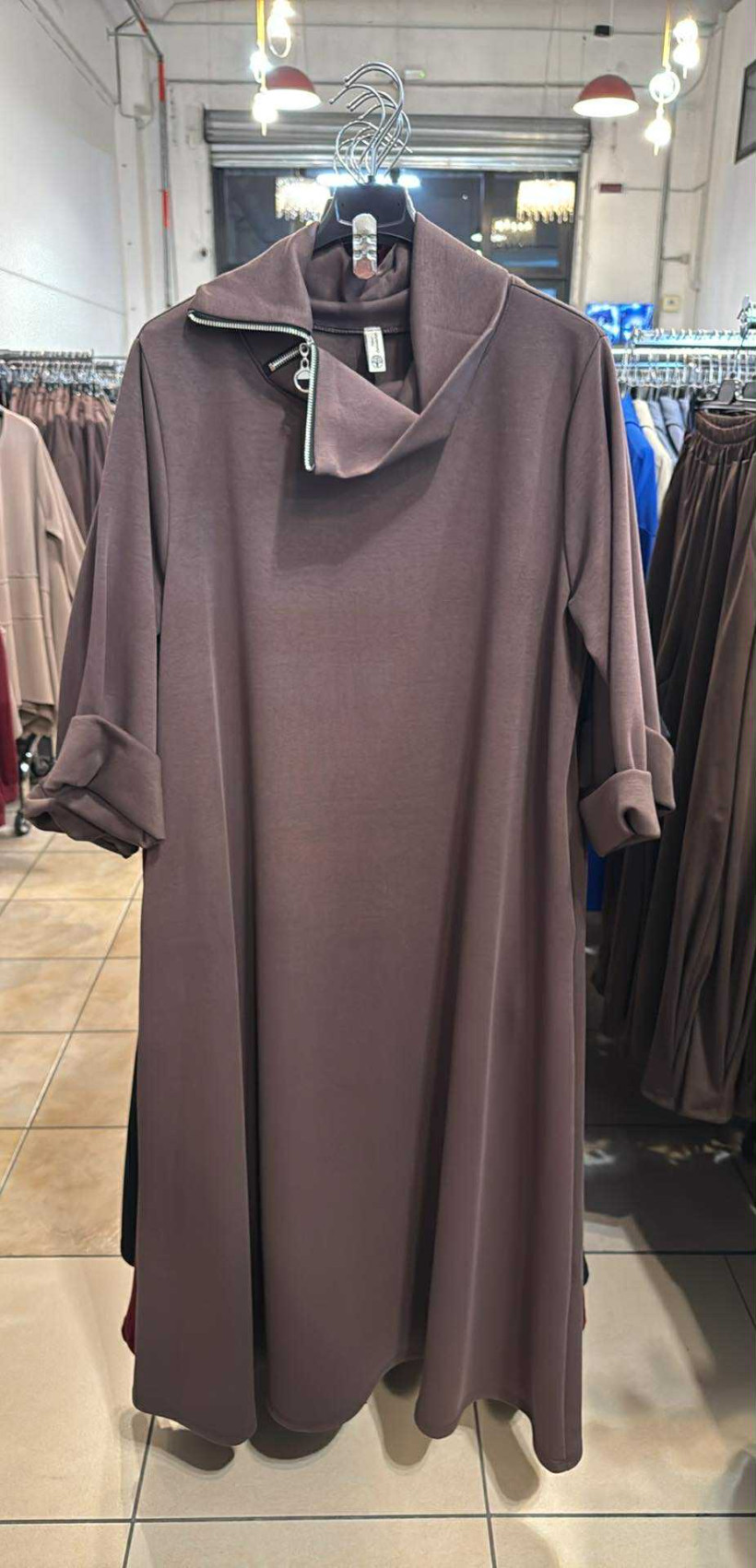 Italia nr.6 - Sukienka maxi jednokolorowa z golfem - 25276 - czekolada