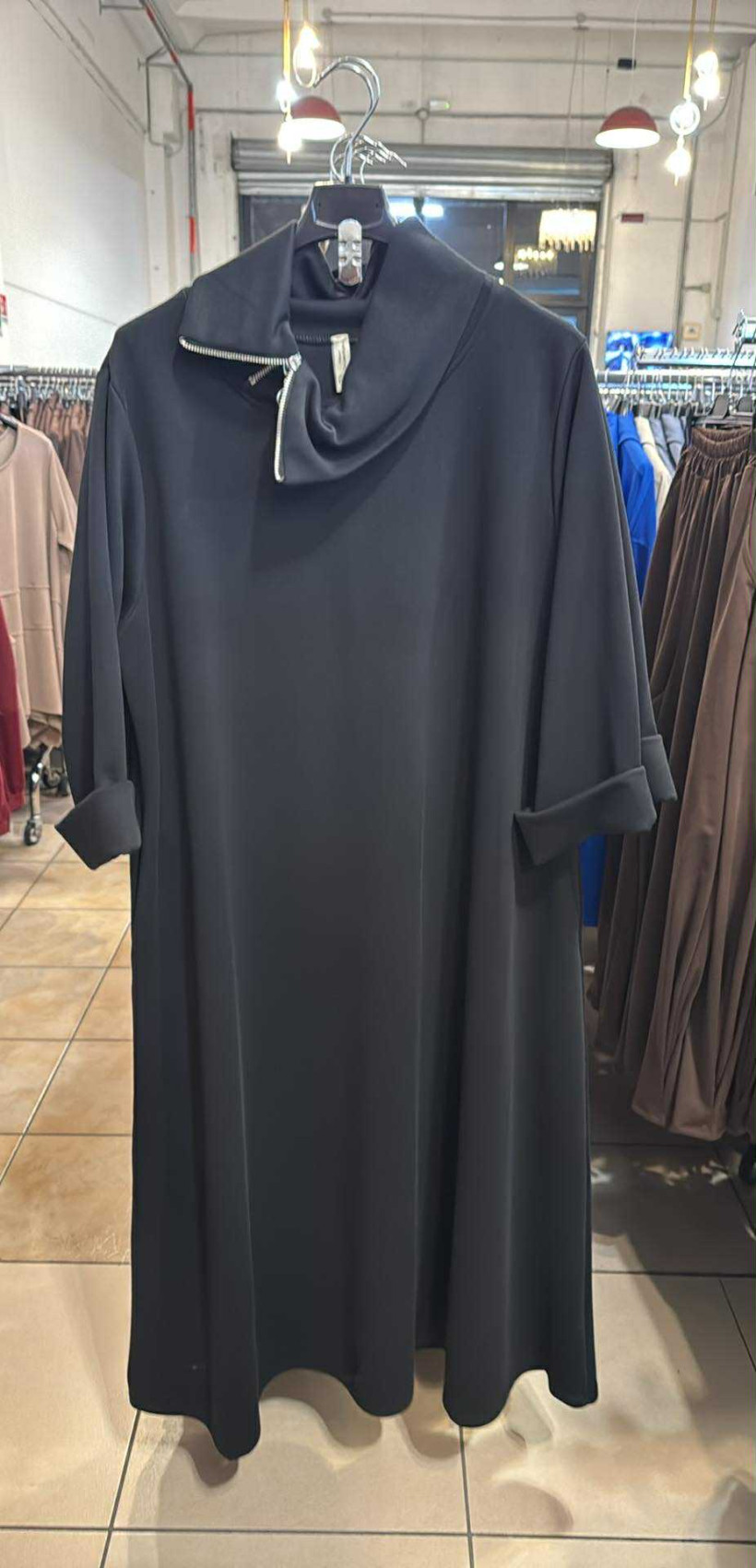 Italia nr.6 - Sukienka maxi  jednokolorowa z golfem - 25276 - czarna