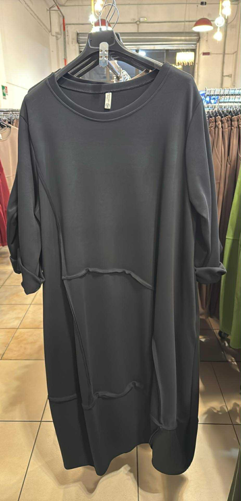 Italia nr.6 - Sukienka jednokolorowa, laserowe przeszycia - 25286 - czarna