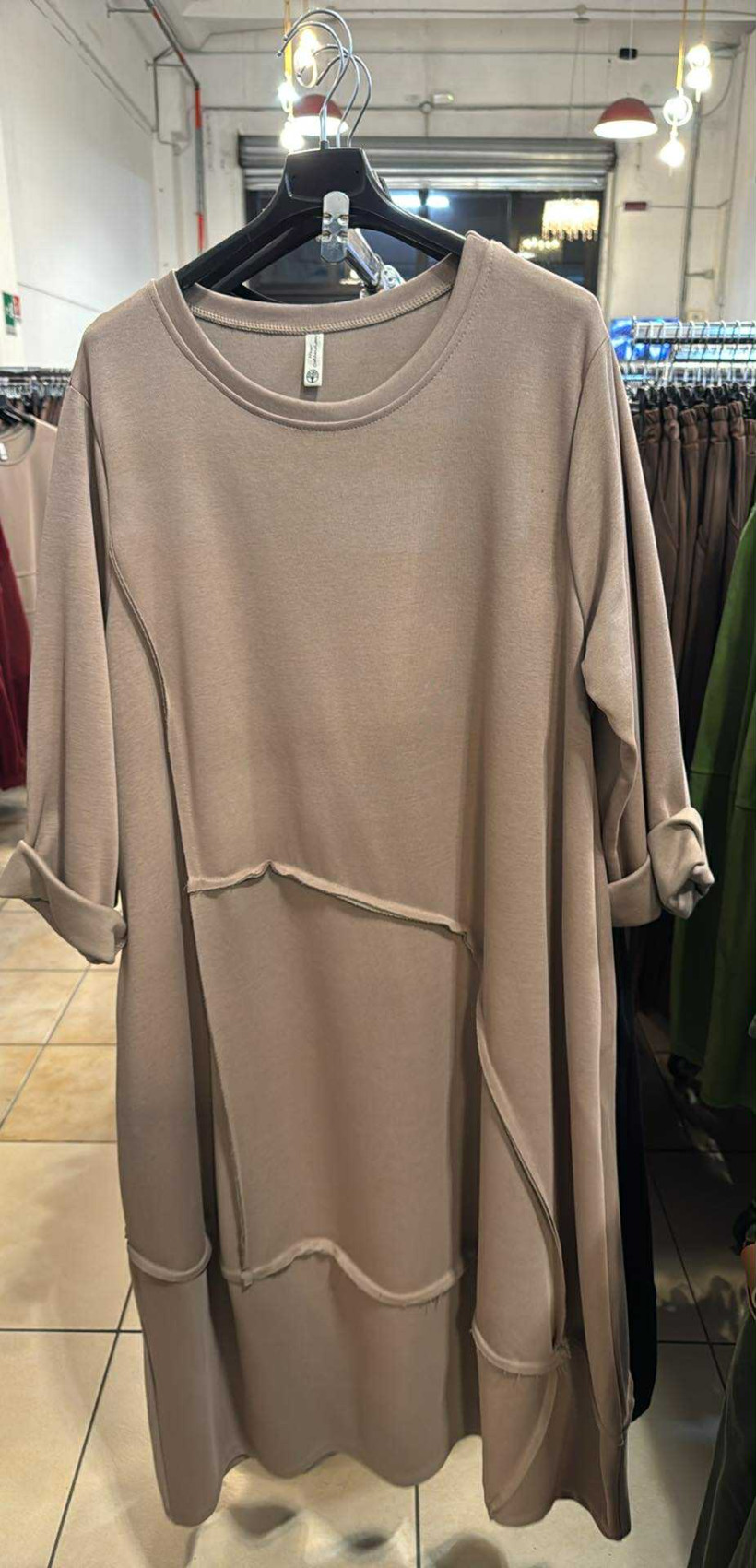 Italia nr.6 - Sukienka jednokolorowa, laserowe przeszycia - 25286 - fango