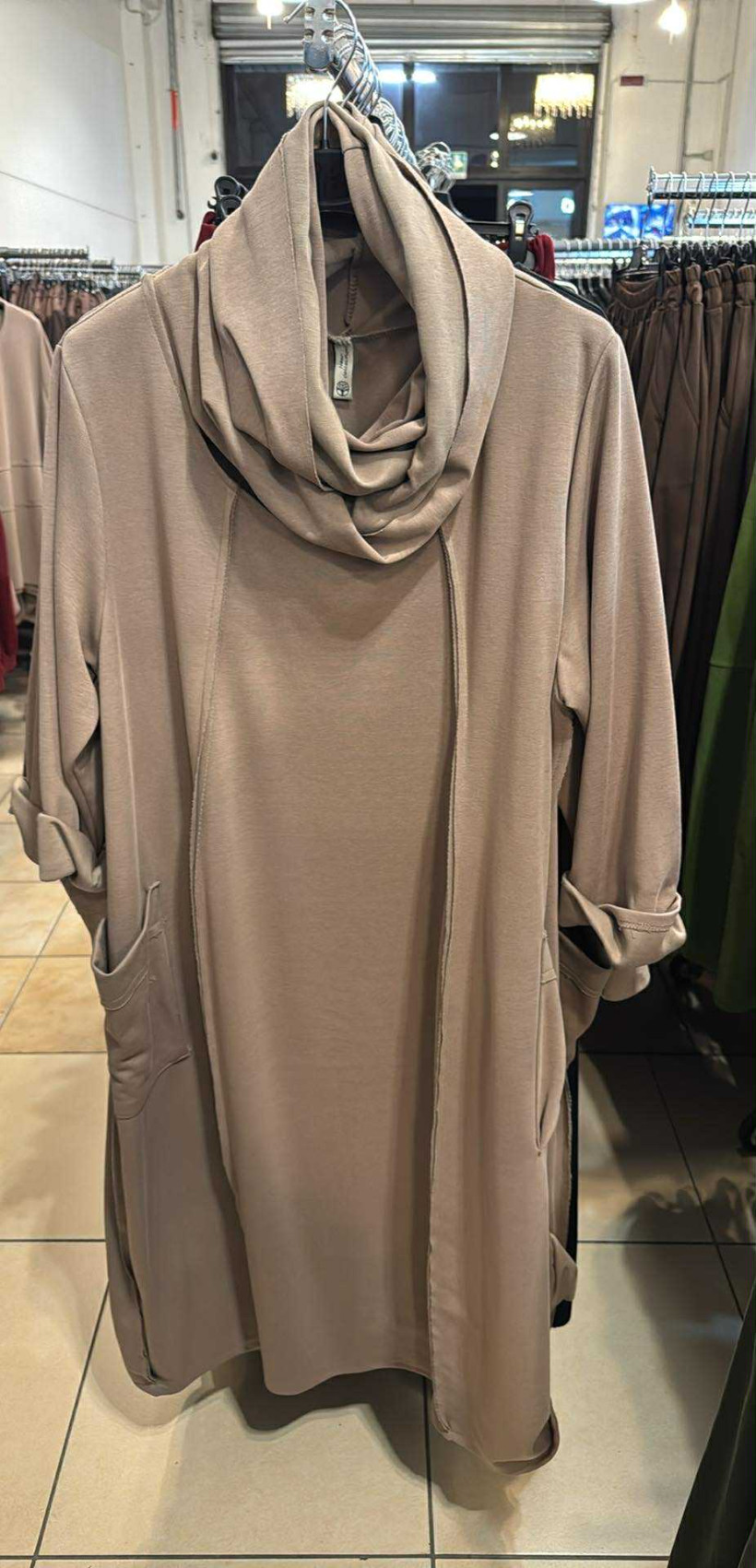 Italia nr.6 - Sukienka jednokolorowa z a’la golfem - 25274 - fango