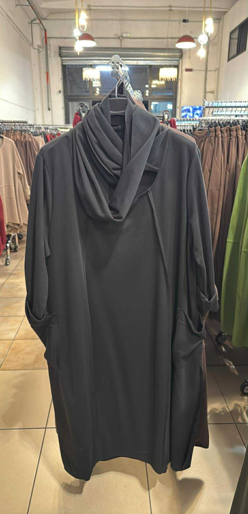 Italia nr.6 - Sukienka jednokolorowa z a’la golfem - 25274 - czarna