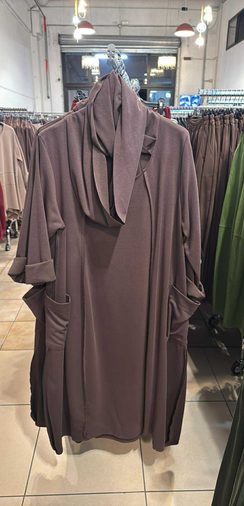 Italia nr.6 - Sukienka jednokolorowa z a’la golfem - 25274 - czekolada