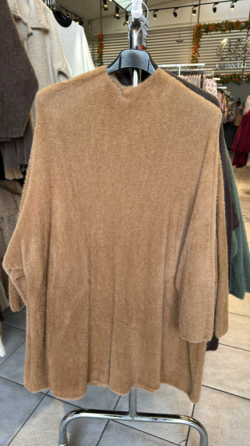 Italia nr.6 - Sweter jednokolorowy na stójce, a’la alpaczka - 16609 - kamel