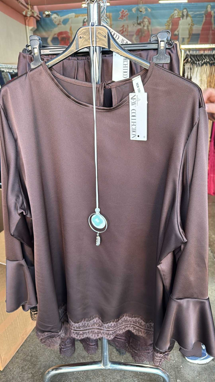 Italia nr.6 - Bluzka jednokolorowa z koronką - 27956 - czekolada