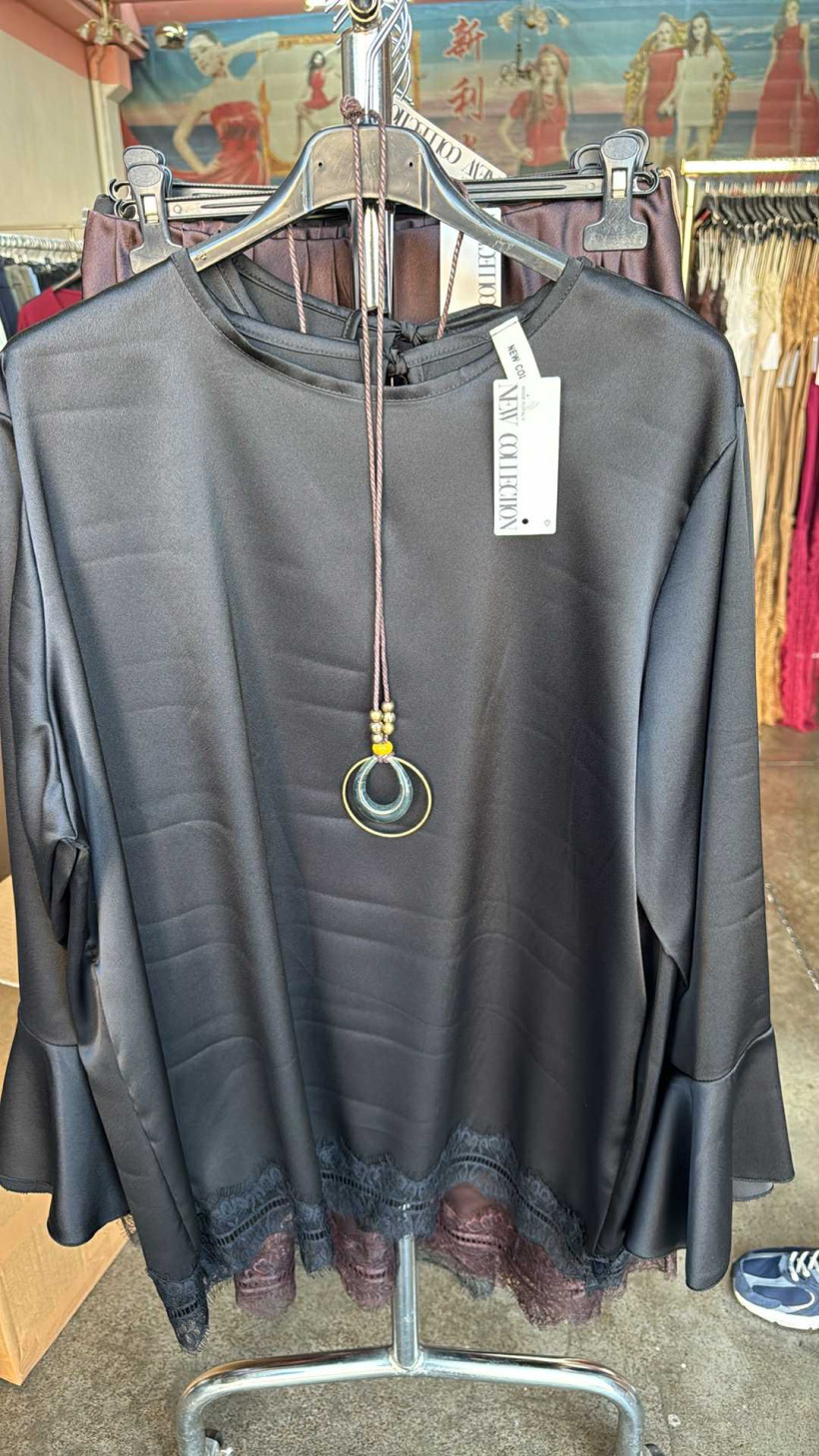 Italia nr.6 - Bluzka jednokolorowa z koronką - 27956 - czarna