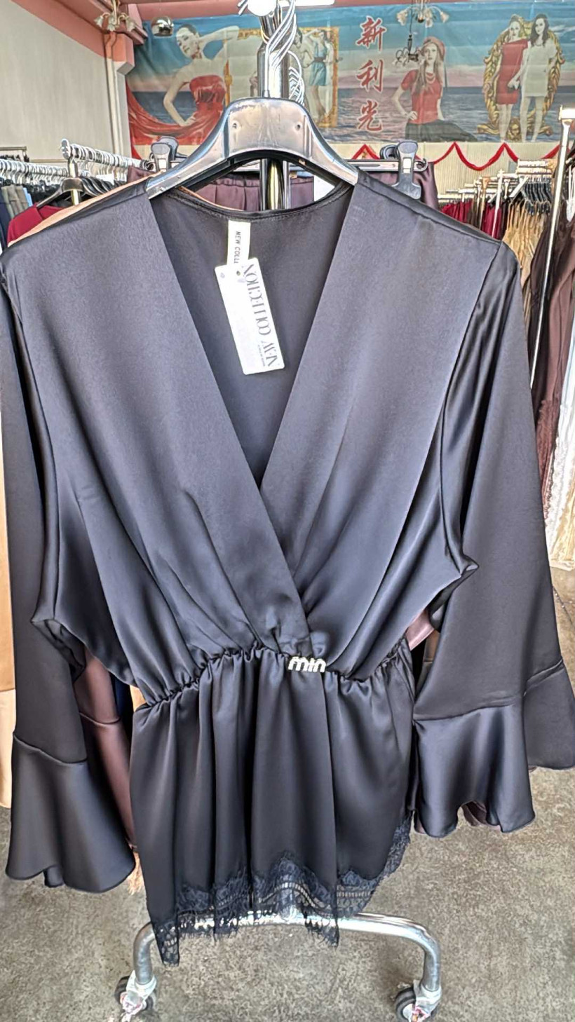 Italia nr.6 - Bluzka jednokolorowa z gumką - 27959 - czarny