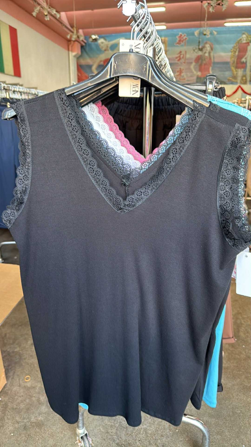 Italia nr.6 - Koszulka na szerokich ramiączkach z koronką - 27122 - czarna