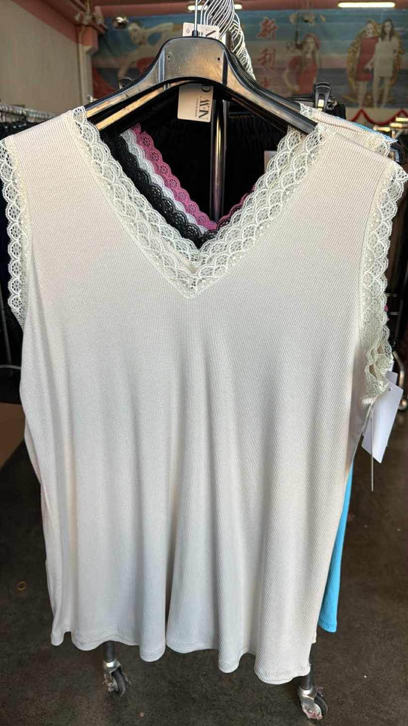 Italia nr.6 - Koszulka na szerokich ramiączkach z koronką - 27122 - beż