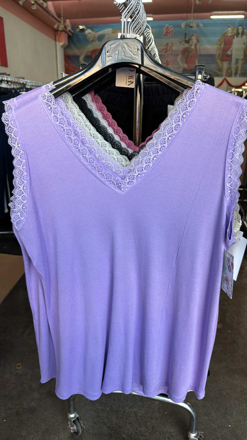 Italia nr.6 - Koszulka na szerokich ramiączkach z koronką - 27122 - lila