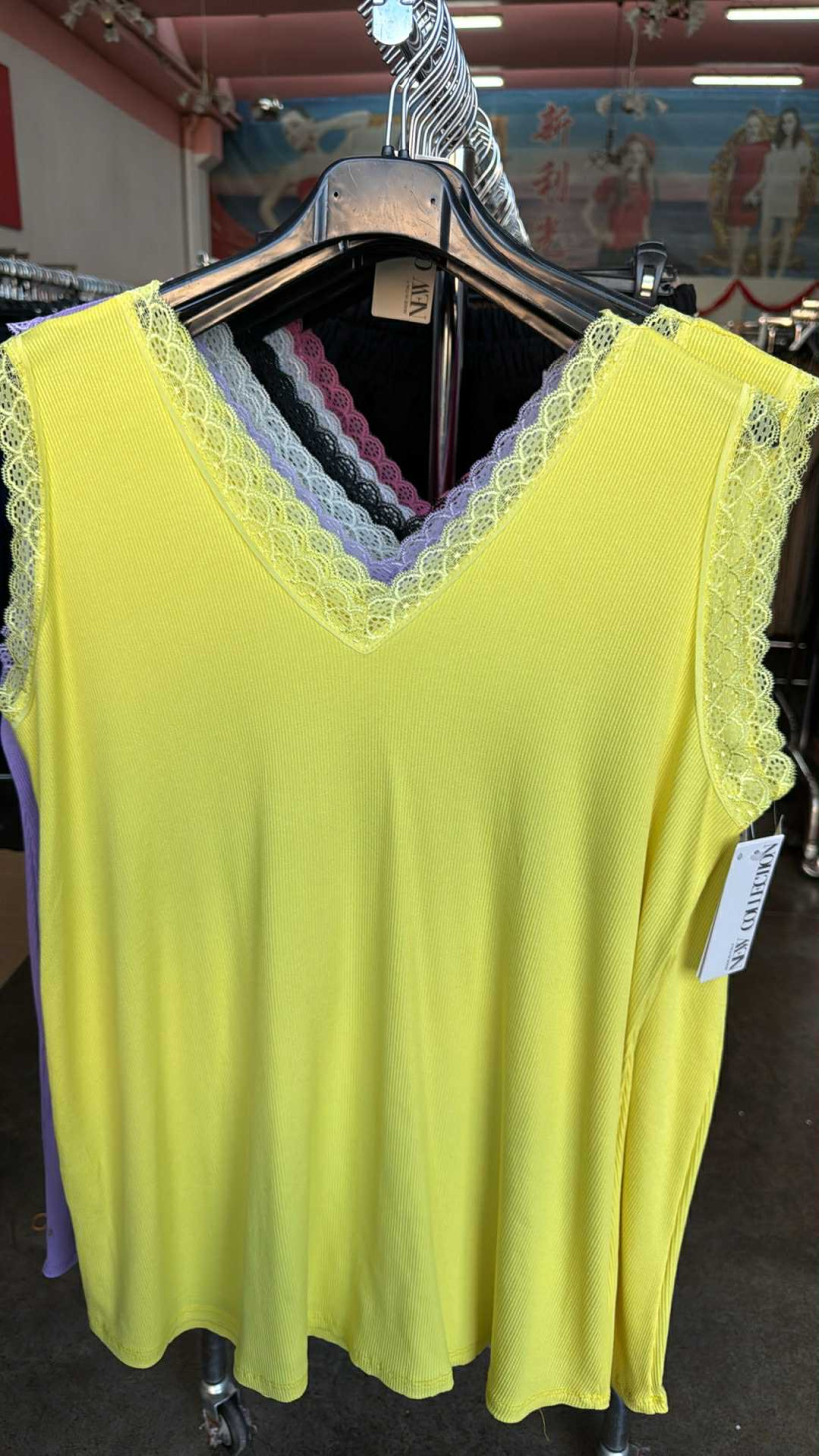 Italia nr.6 - Koszulka na szerokich ramiączkach z koronką - 27122 - żółty