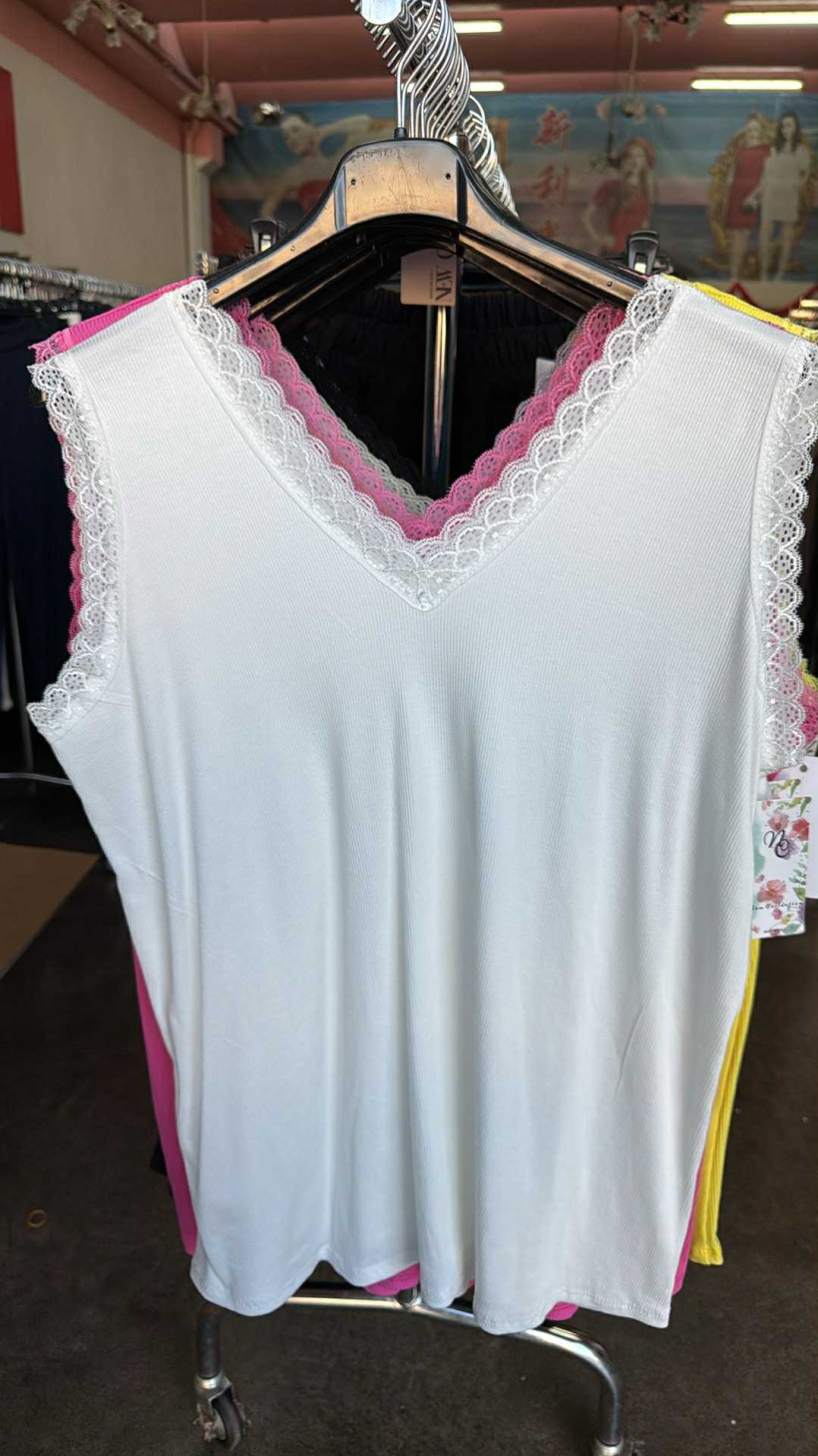 Italia nr.6 - Koszulka na szerokich ramiączkach z koronką - 27122 - biały