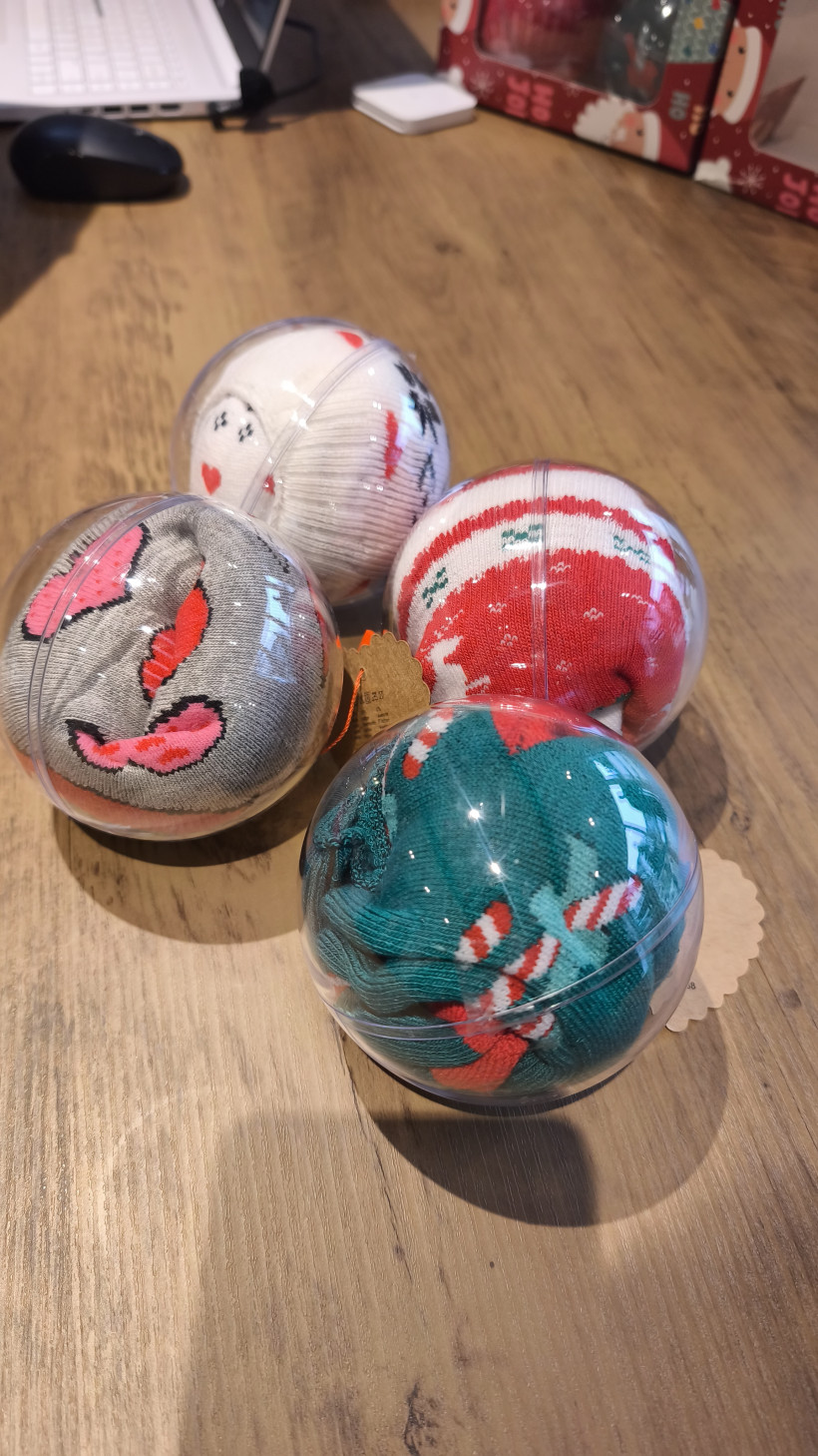 Bombka ze skarpetkami duża 