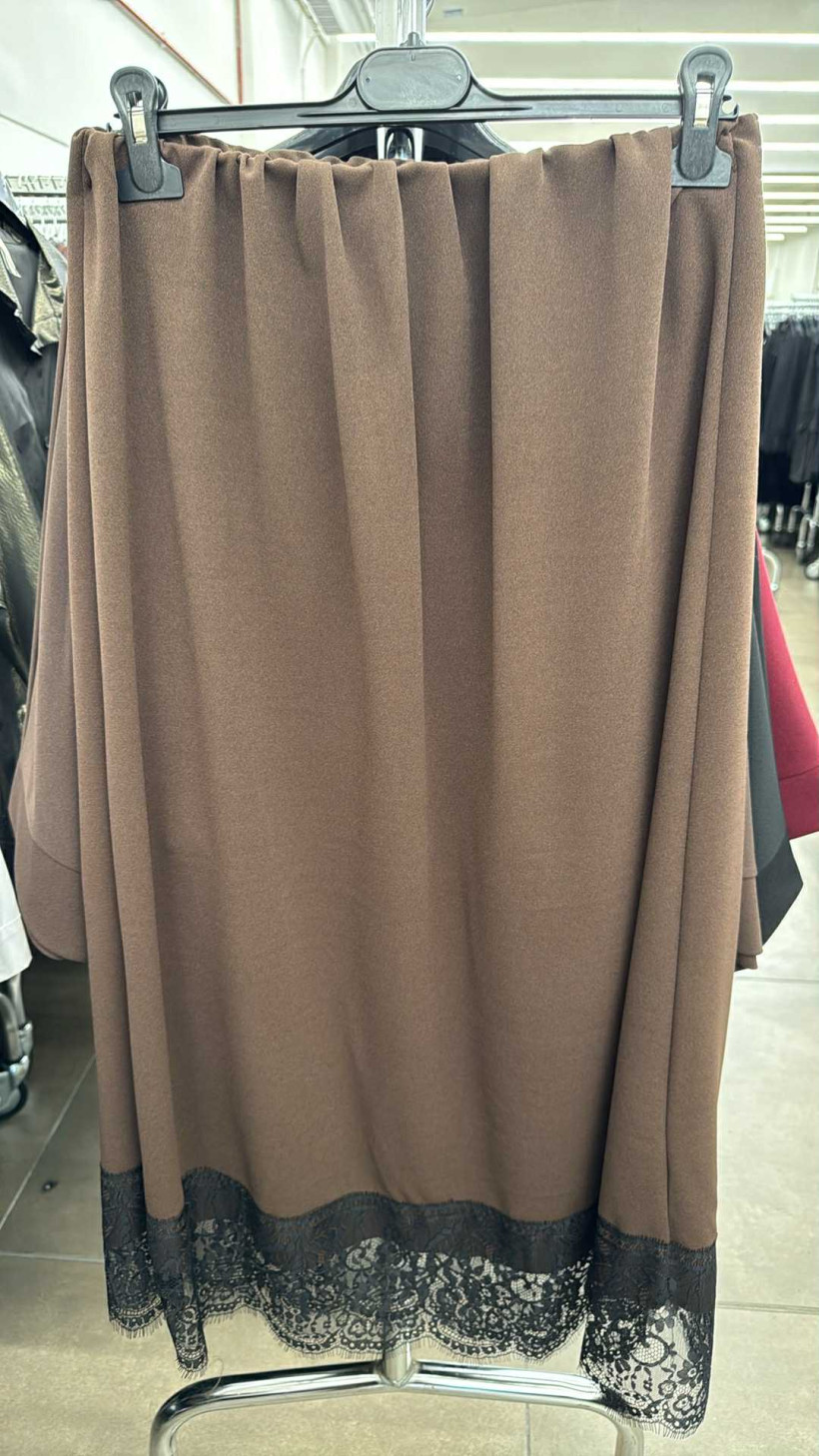 Italia nr 6 - Spódnica elegancka, jednokolorowa wykończona koronką - 51308 - czekolada