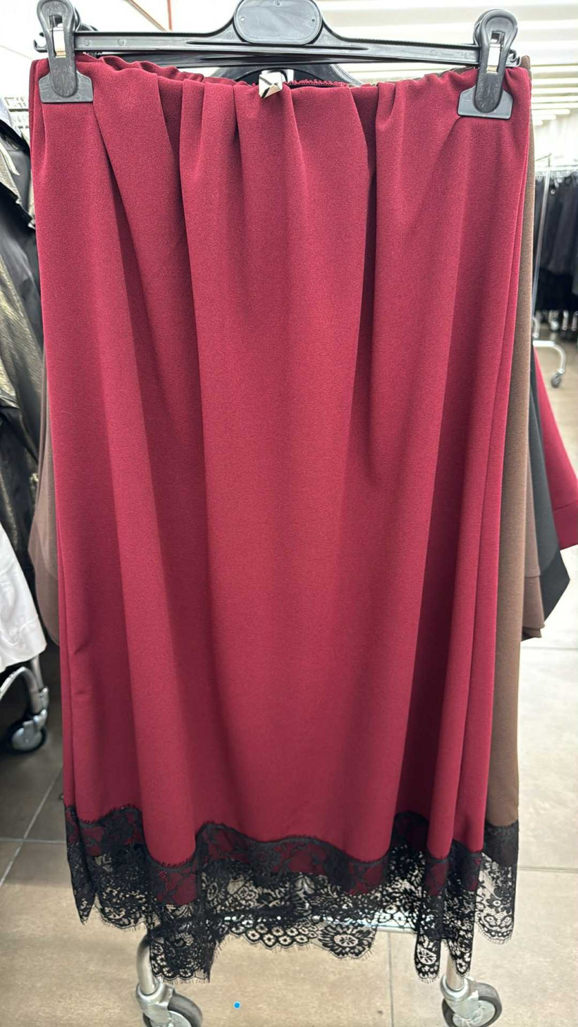 Italia nr 6 - Spódnica elegancka,  jednokolorowa wykończona koronką - 51308 - bordo