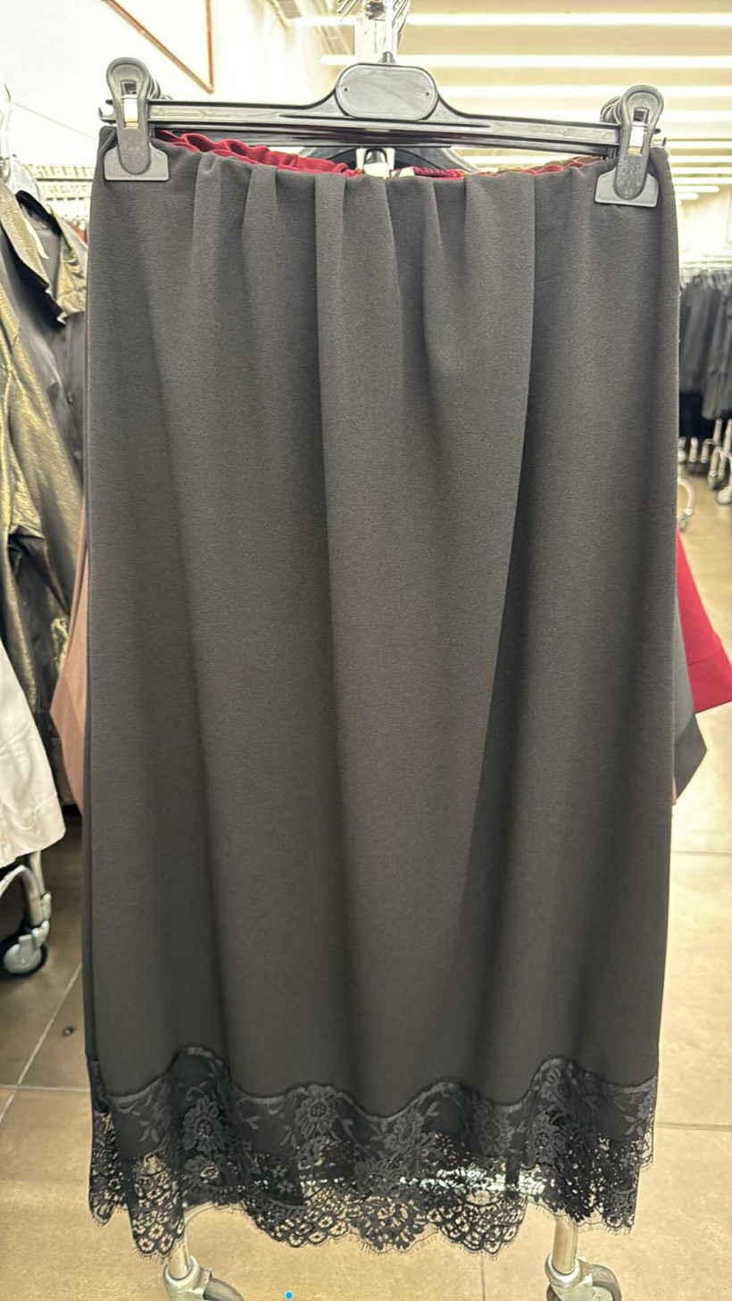 Italia nr 6 - Spódnica elegancka, jednokolorowa wykończona koronką - 51308 - czarna