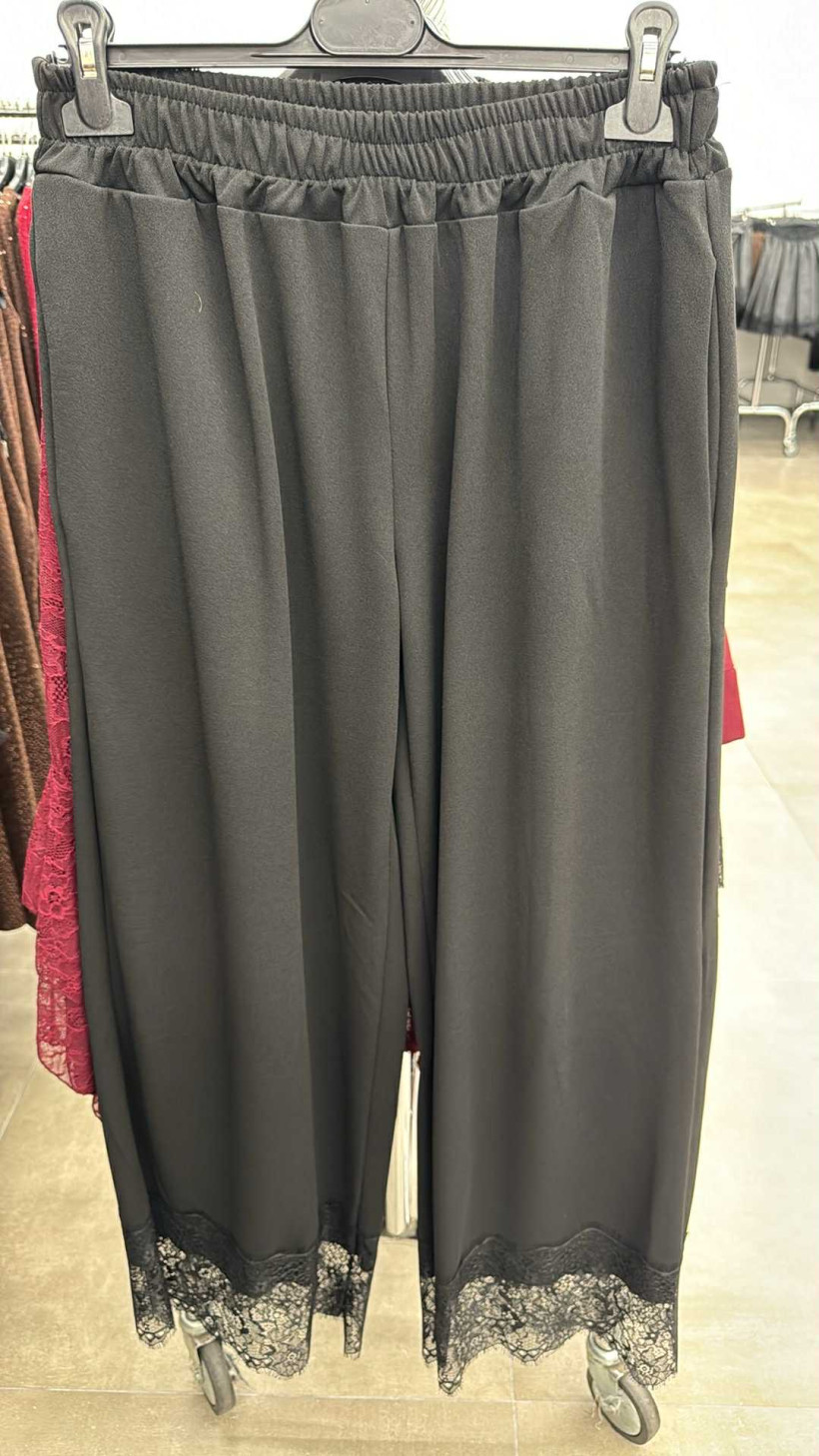 Italia nr 6 - Spodnie czarne, wykończone koronką - 51331