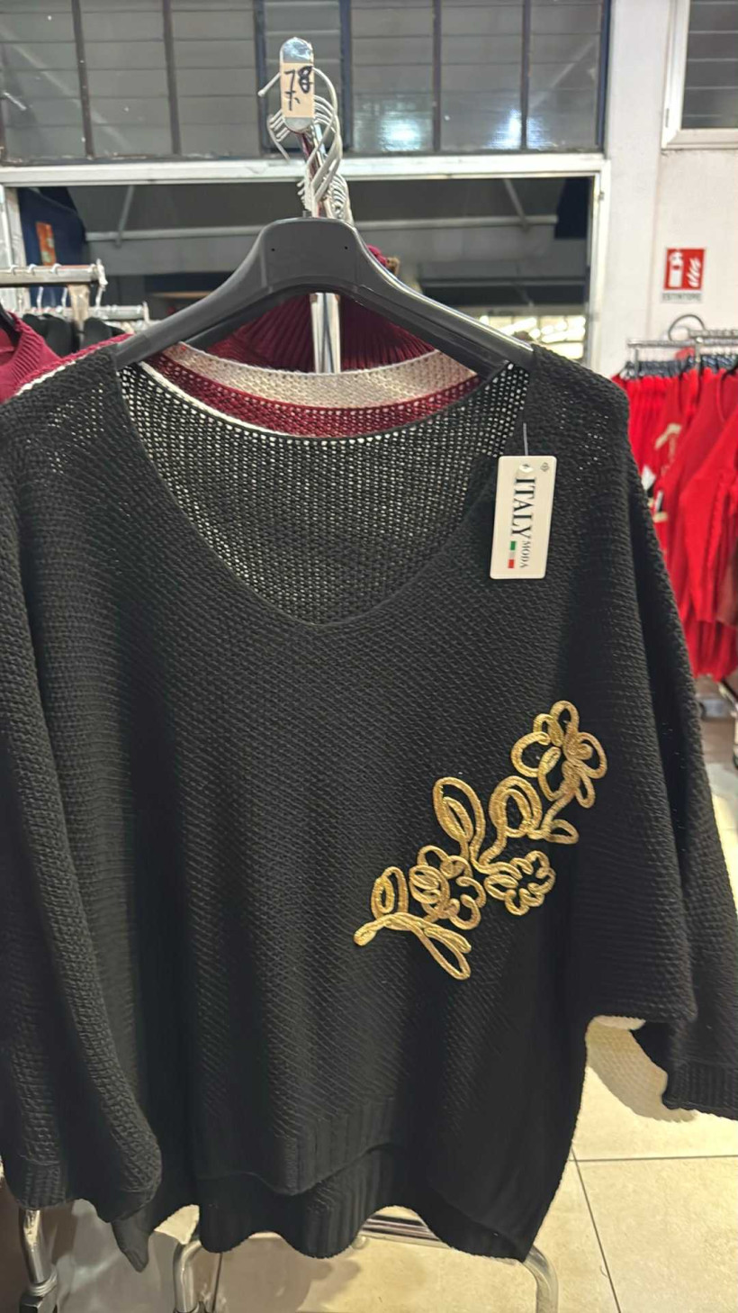 Italia nr 6 - Sweter jednokolorowy aplikacja złoty kwiat- A108 - czarny