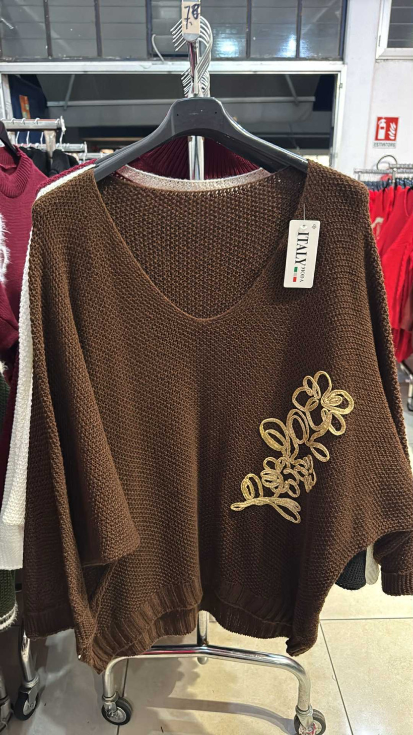 Italia nr 6 - Sweter jednokolorowy aplikacja złoty kwiat- A108 - czekolada