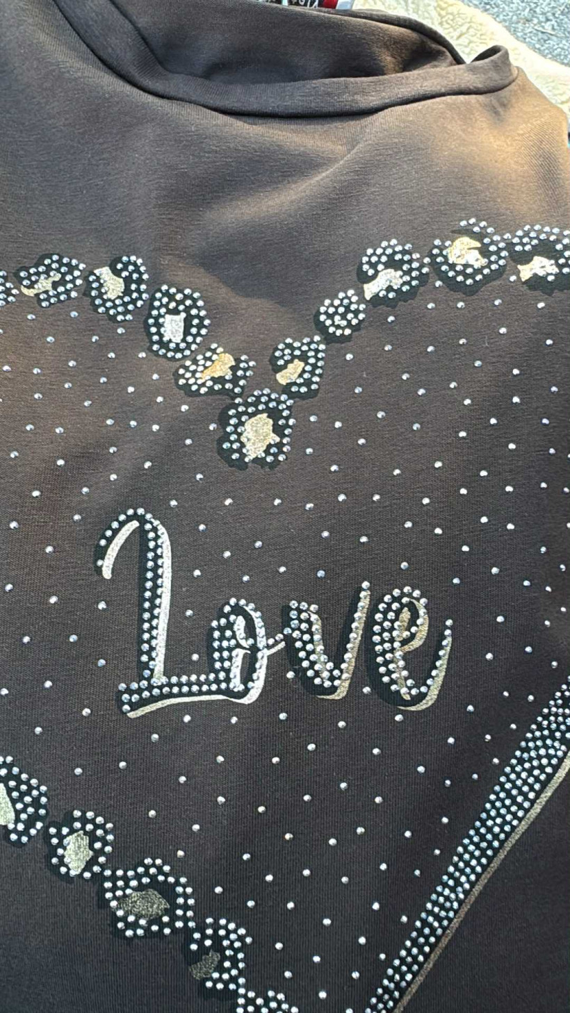 Italia nr 6 - Bluzka jednokolorowa na długi rękaw, aplikacja serce  - 25000 - czekolada