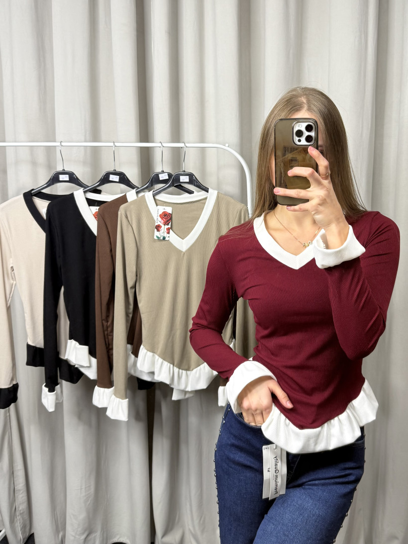 Bluzka z białą falbaną