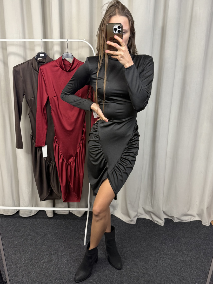 Sukienka z wyciętymi plecami 