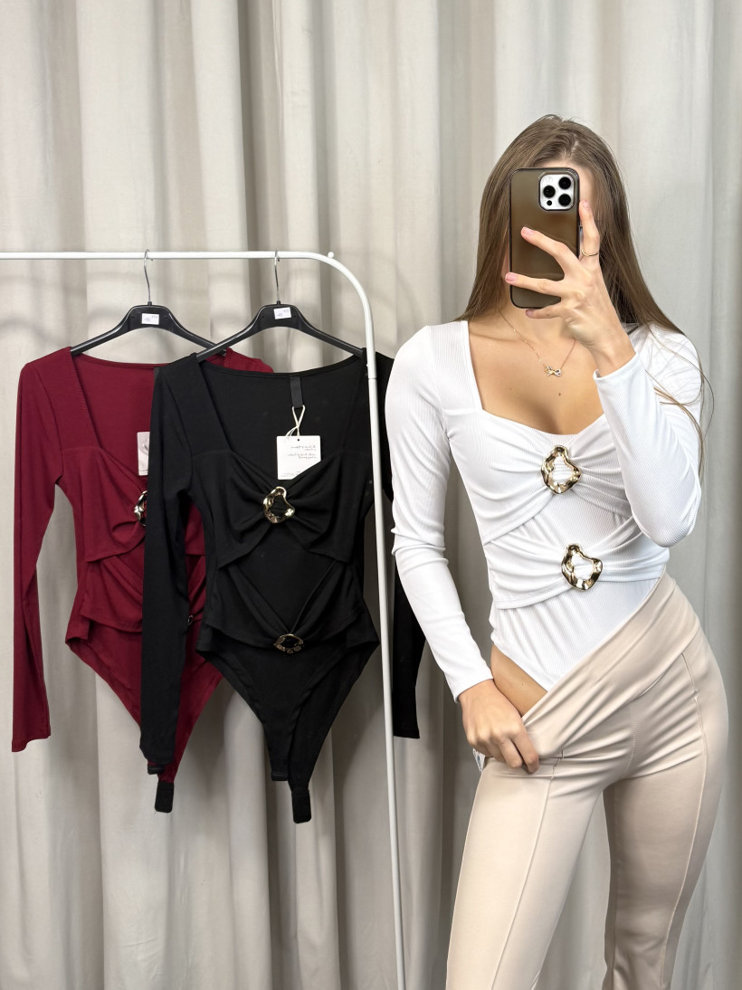 Body ze złotym zdobieniem 