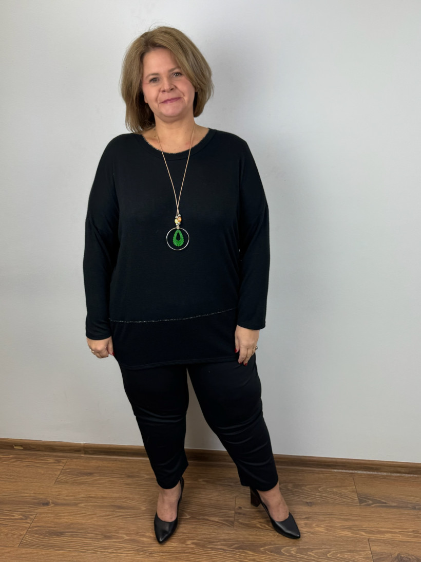 Italia nr 6 - Tunika sweterkowa ze srebrną nicią przy dekoldzie i po środku, naszyjnik - 82376 - czarna