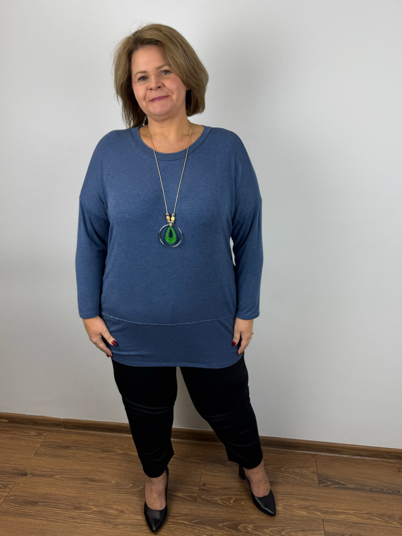 Italia nr 6 - Tunika sweterkowa ze srebrną nicią przy dekoldzie i po środku, naszyjnik - 82376 - jeans