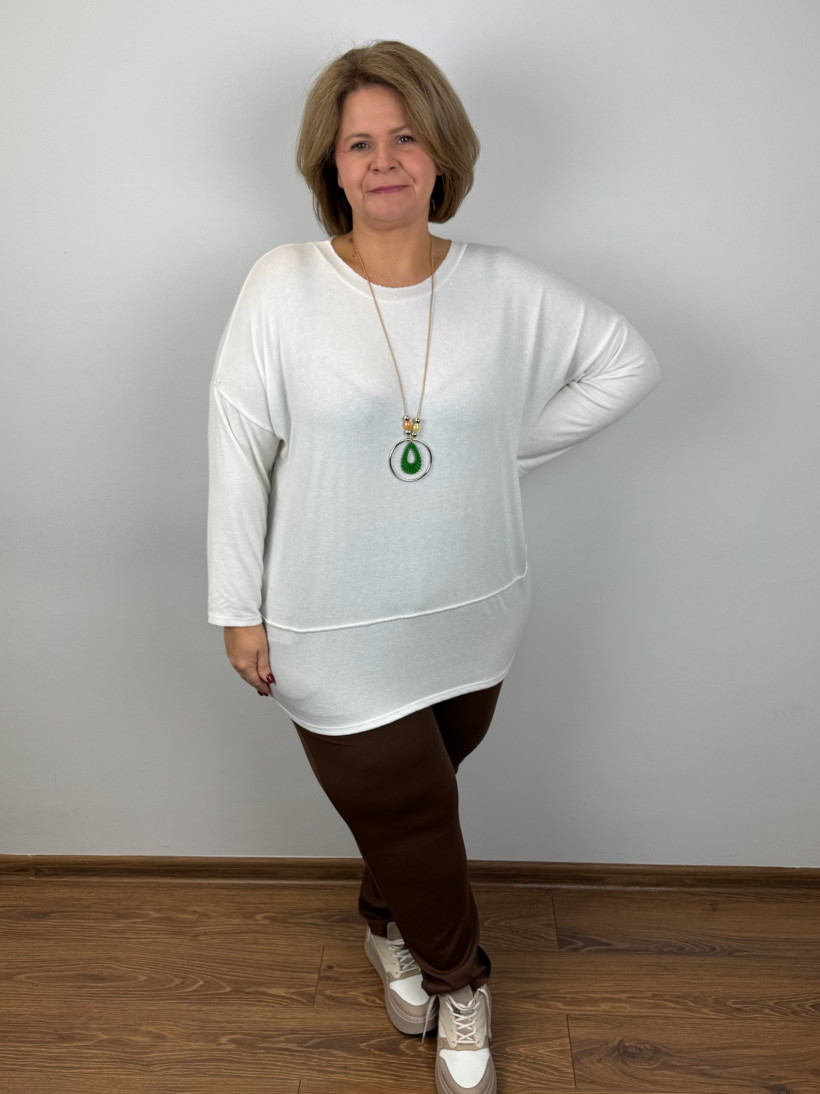 Italia nr 6 - Tunika sweterkowa ze srebrną nicią przy dekoldzie i po środku, naszyjnik - 82376 - biała