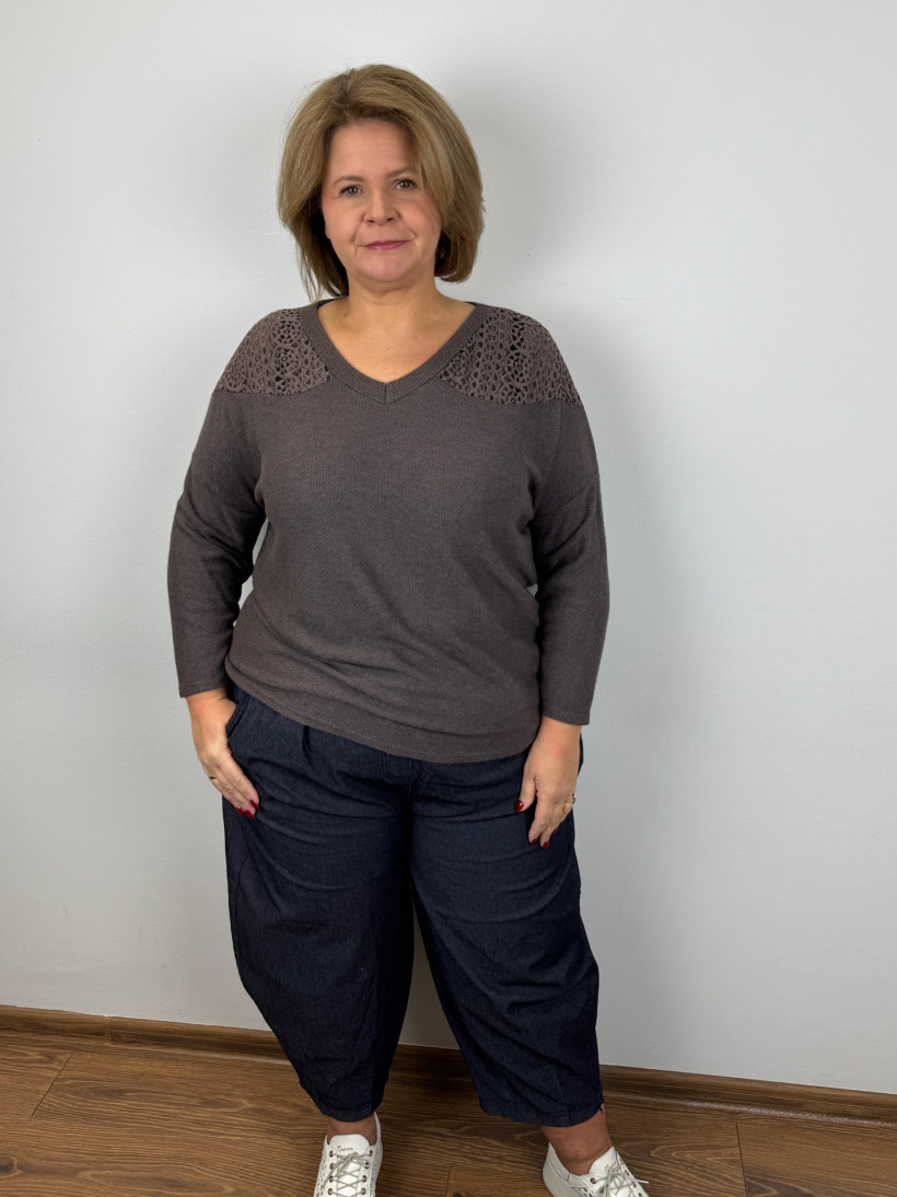 Italia nr 6 - Sweterek w serek, koronka na ramionach - 8938 - czekolada