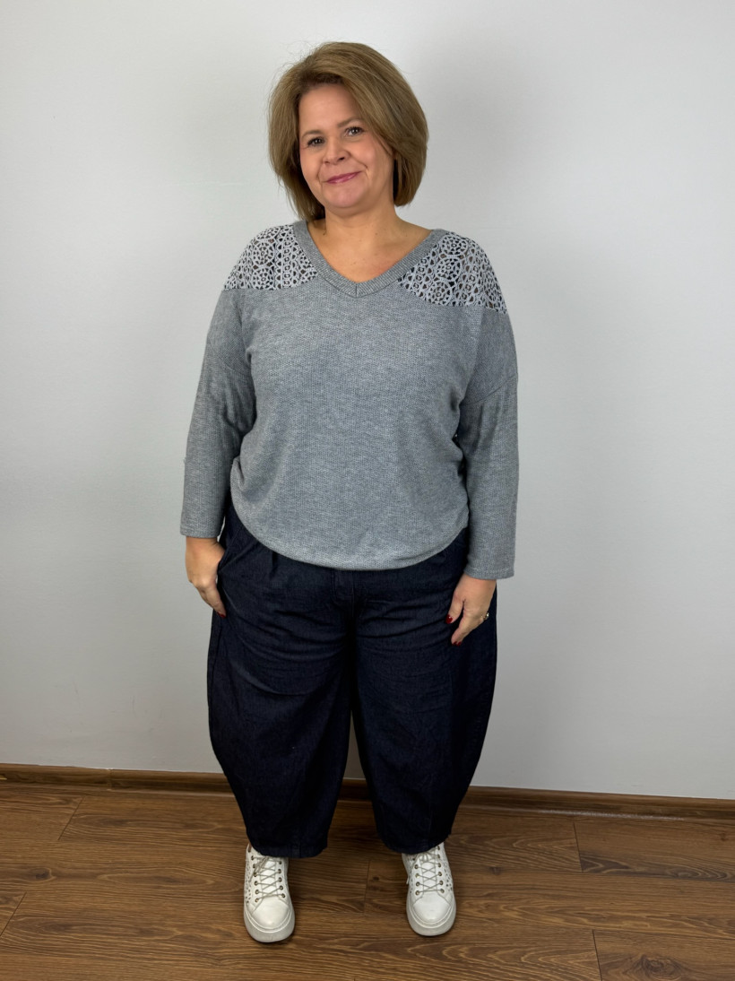 Italia nr 6 - Sweterek w serek, koronka na ramionach - 8938 - popiel